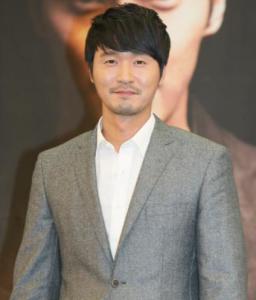 韩国中年男演员引领科技潮流，带你领略前沿科技产品，遇见未来趋势