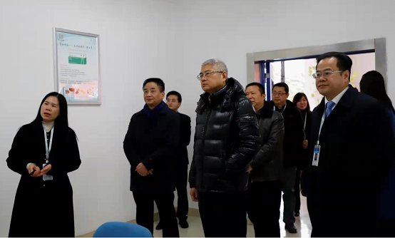 覃永忠，科技革新先锋，智能生活新纪元的引领者